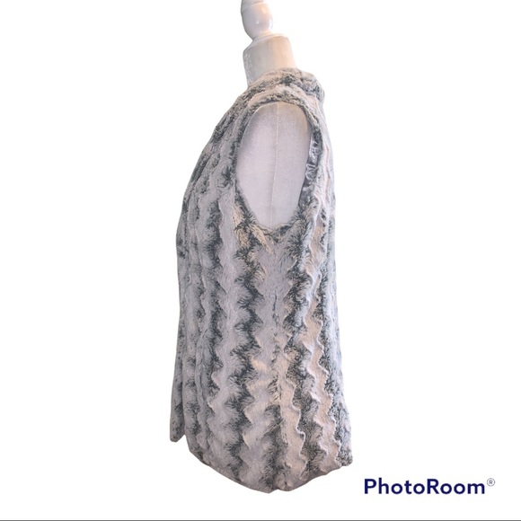 Tessori Faux Fur Vest Gray and White Hook Front Sz S/M - Picture 3 of 3